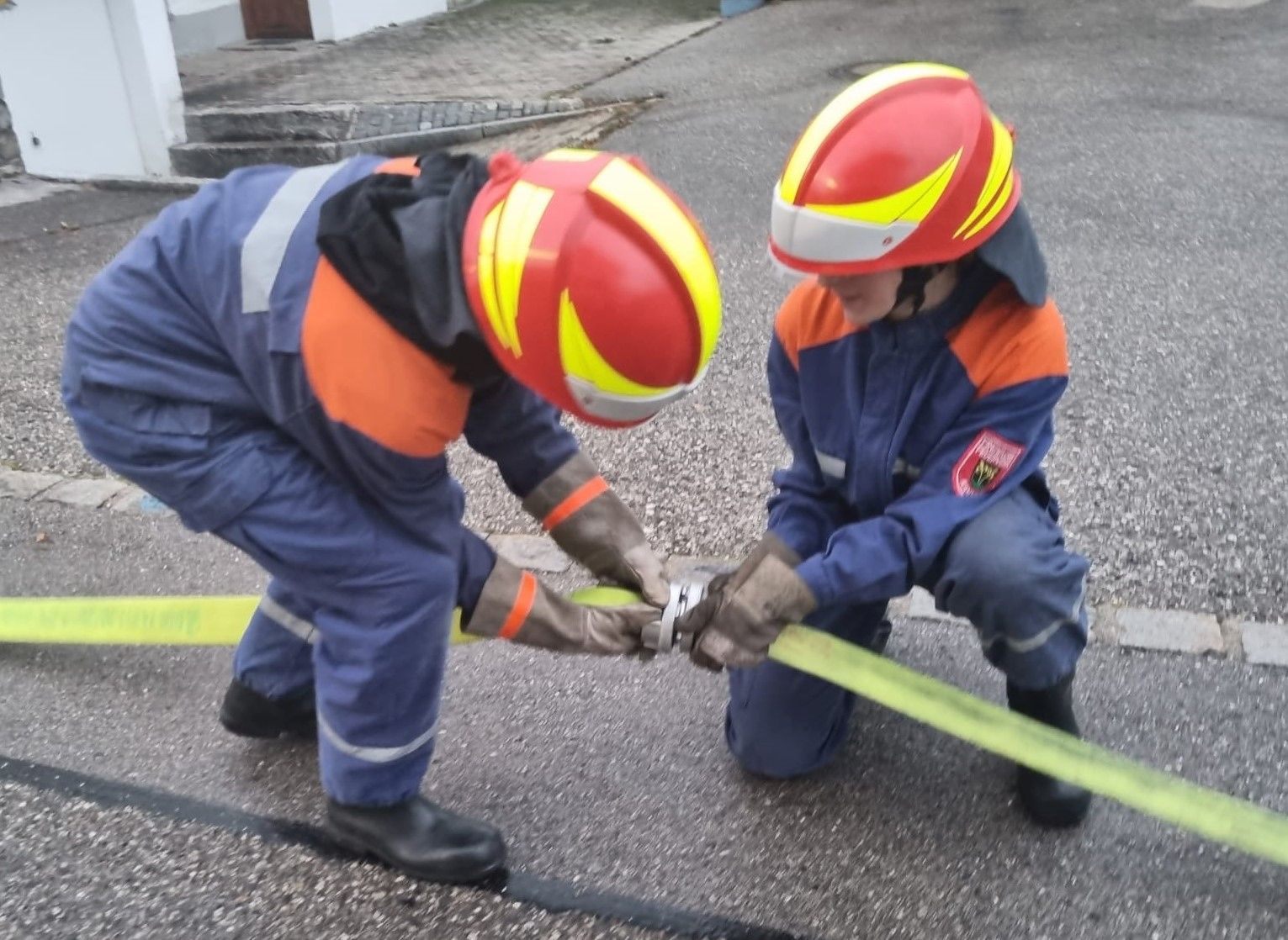 Zwei junge Feuerwehrler bei der Prüfung in Traunstein
