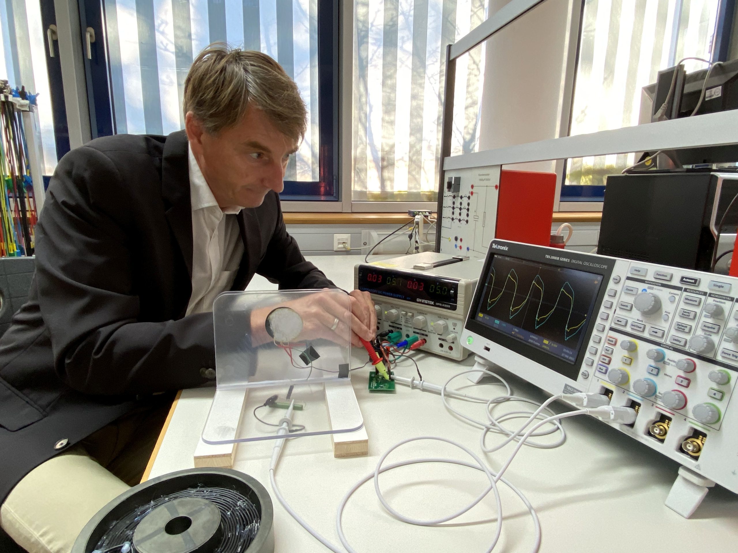 Professor Norbert Selinger bei Messungen für die drahtlose Energieuebertragung im Labor fuer Leistungselektronik