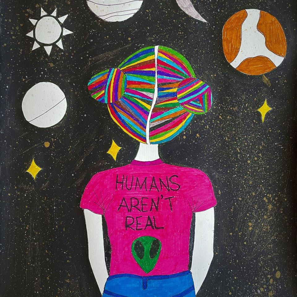 Zeichnung Mädchen mit bunten Haaren und pinkem T-Shirt von hinten mit Aufschrift: Menschen sind nicht real