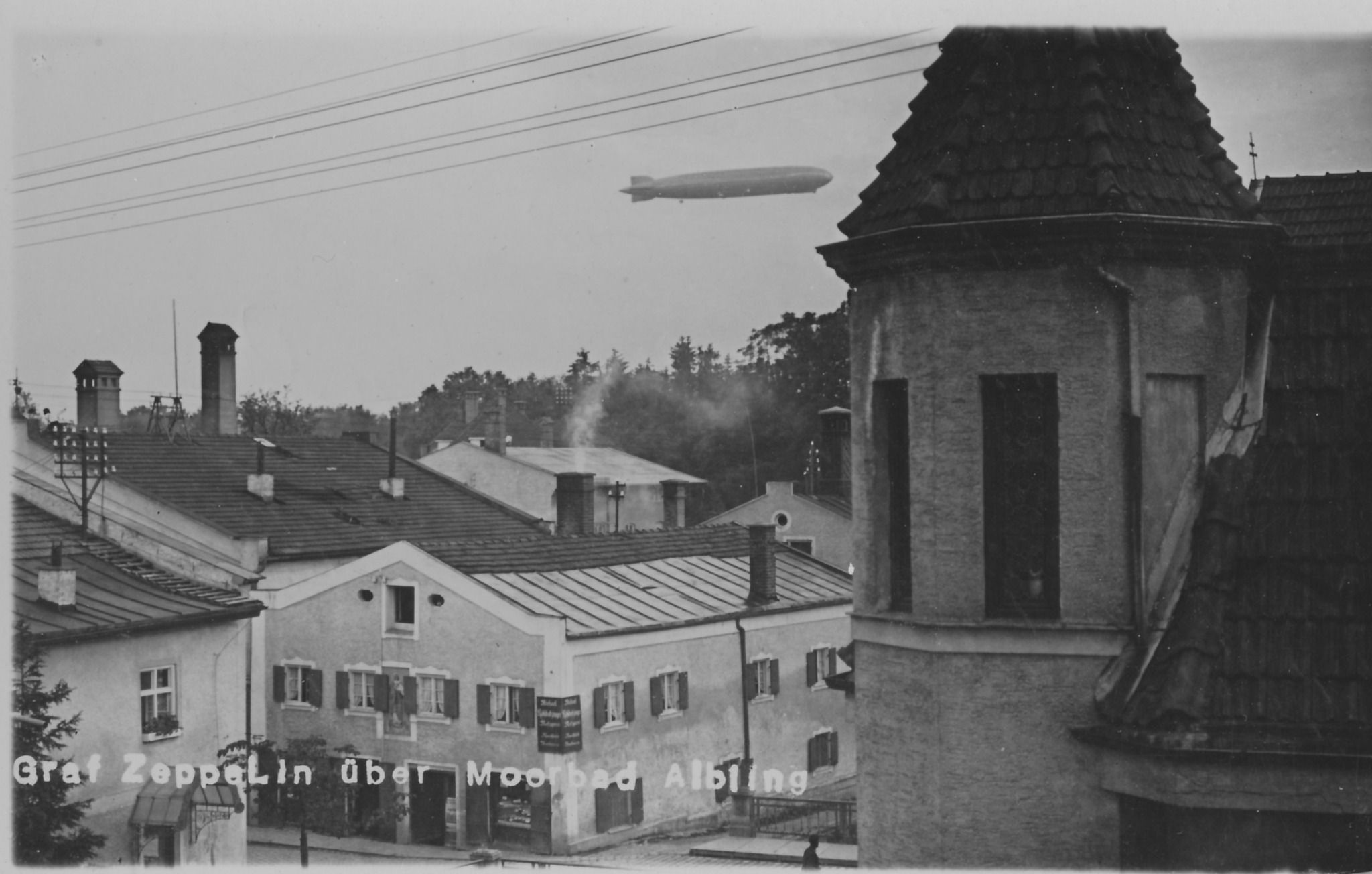 Zeppelin ueber Bad Aibling im Landkreis Rosenheim um 1900 herum