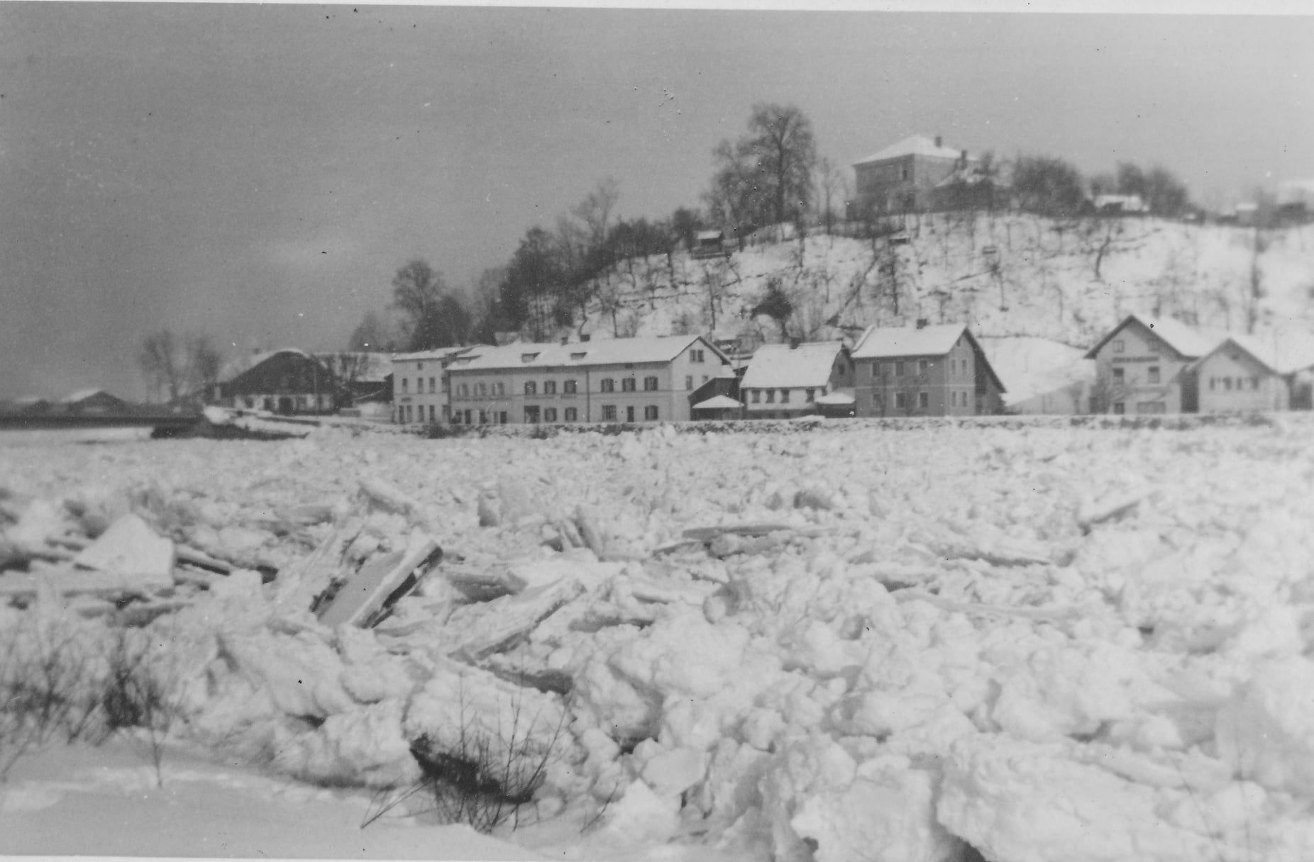 Der zugefrorene Inn mit Blick auf die Hofleiten in der Gemeinde Stephanskirchen im Jahr 1939.