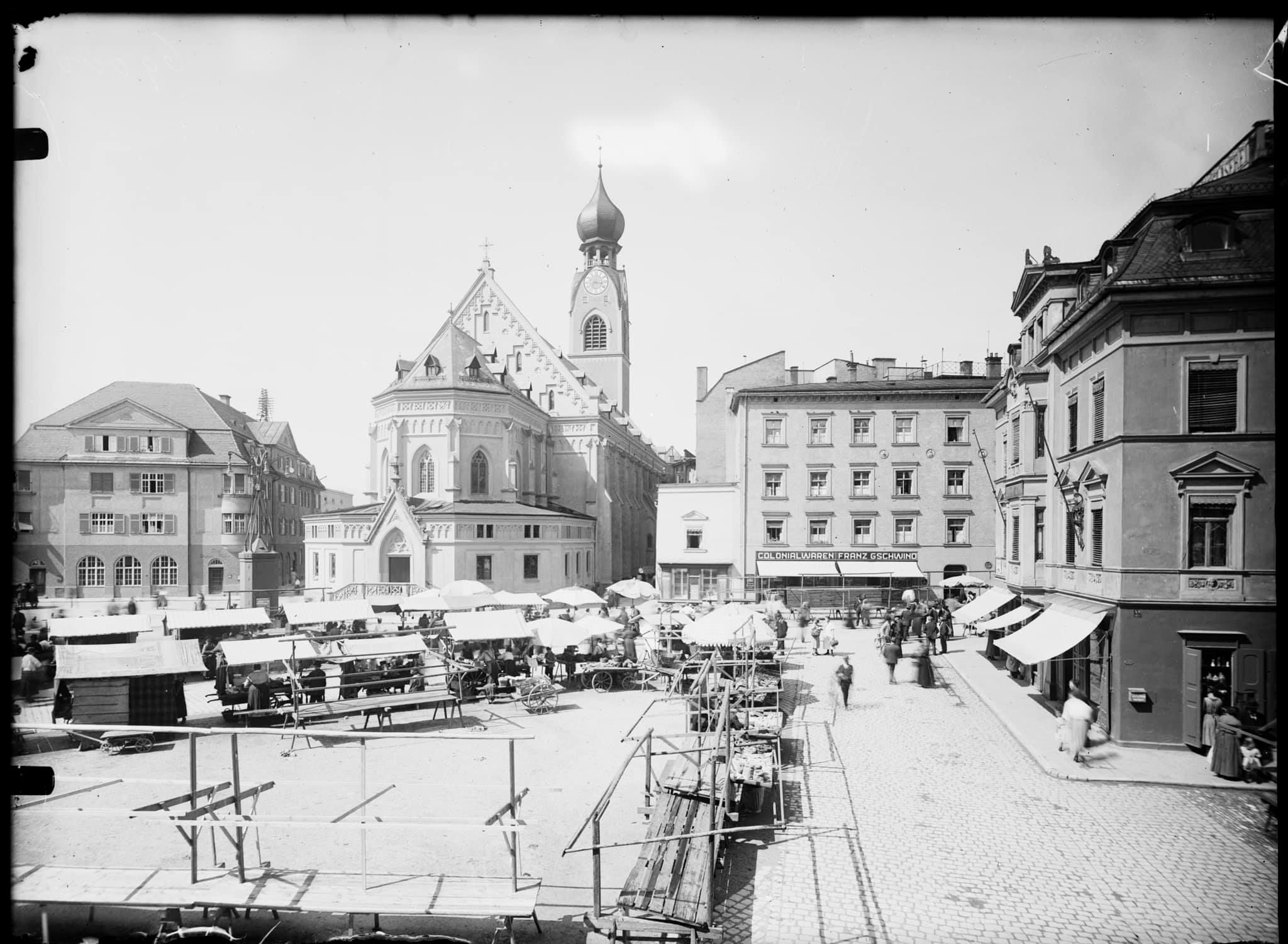 Blick auf den Ludwigplatz mit der Kirche St. Nikolaus und Markttreiben im Jahr 1924