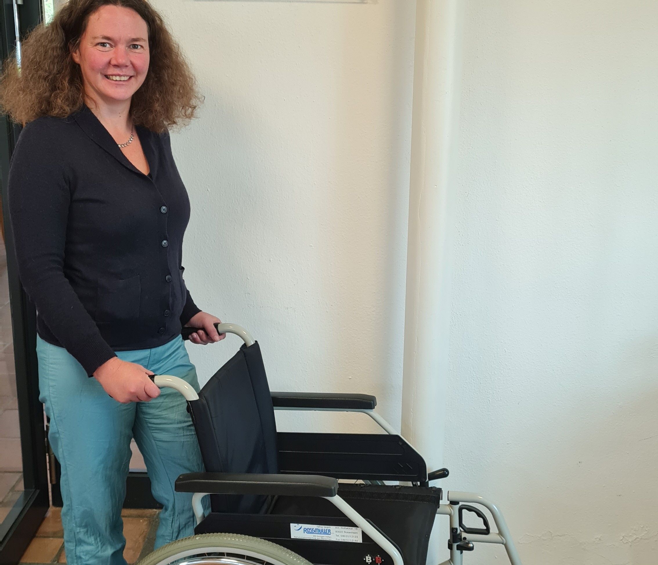 Jennifer Morscheiser vom Lokschuppen Rosenheim schiebt einen Rollstuhl