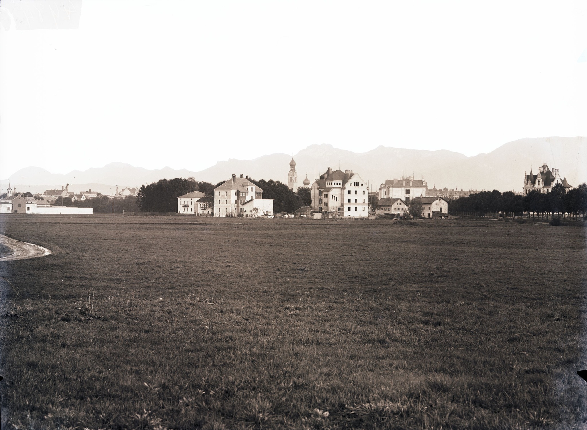 Blick auf Rosenheim mit viel Grün davor im Jahr 1903