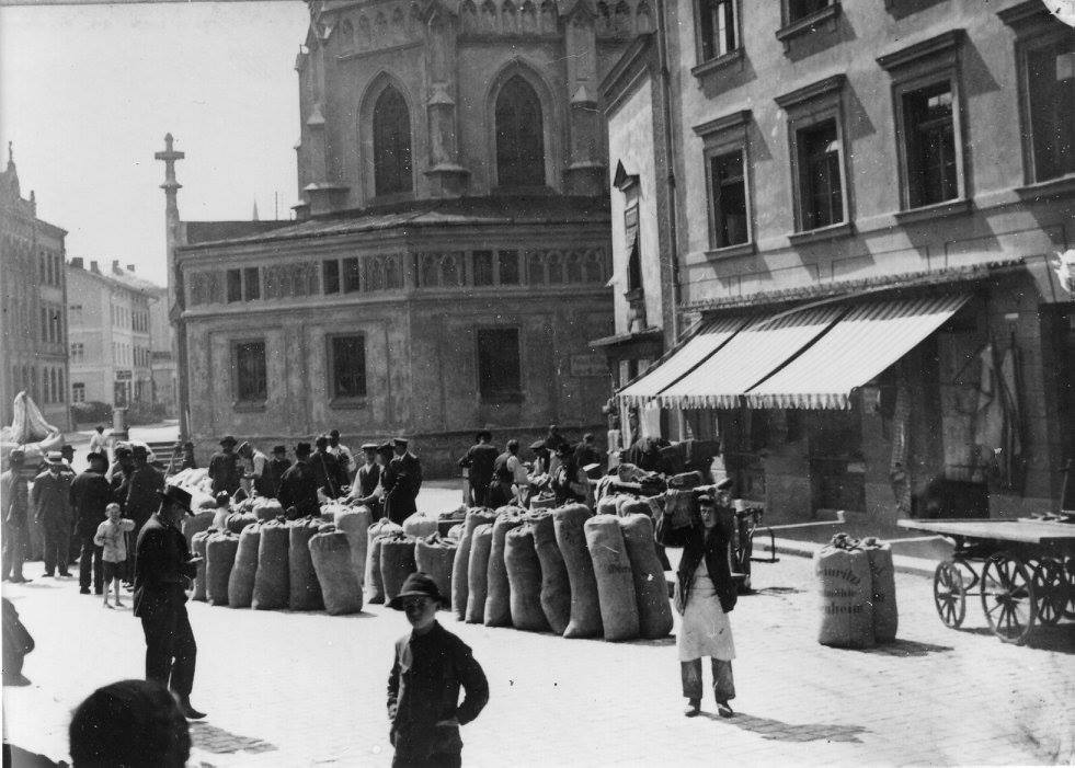 Marktgeschehen auf dem Ludwigsplatz in Rosenheim im Jahr 1910