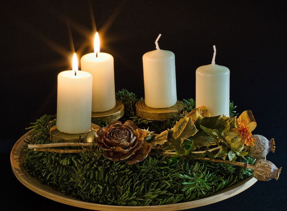 Adventskranz mit weißen Kerzen. 2 Kerzen brennen