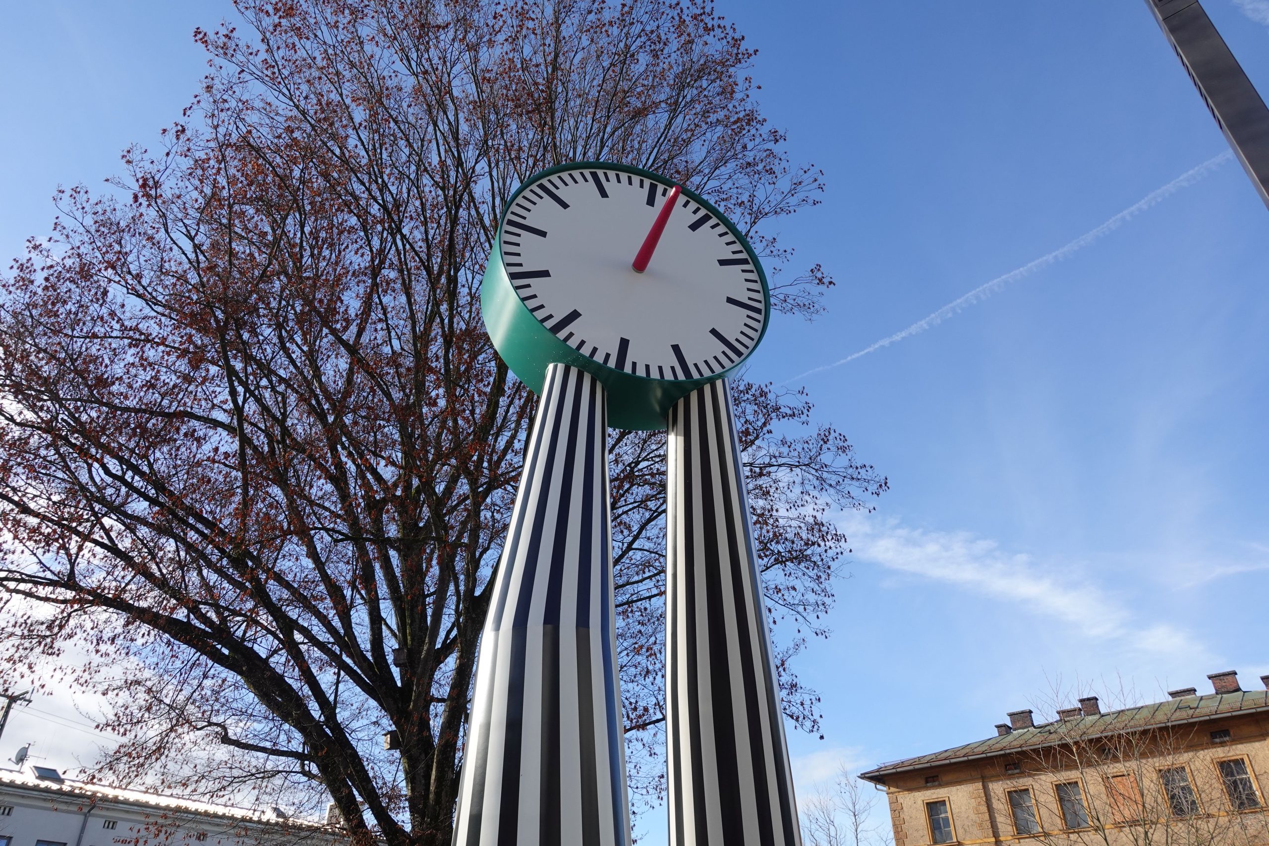 Skulptur Uhr vor dem Rosenheimer Bahnhof
