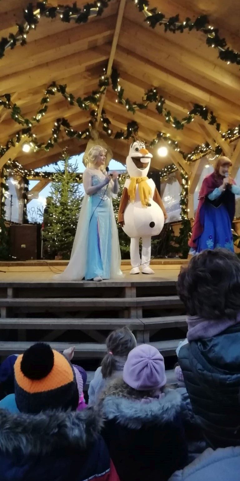 Blick auf die Bühne zu Anna, Elsa und Olaf beim Rosenheimer Christkindlmarkt