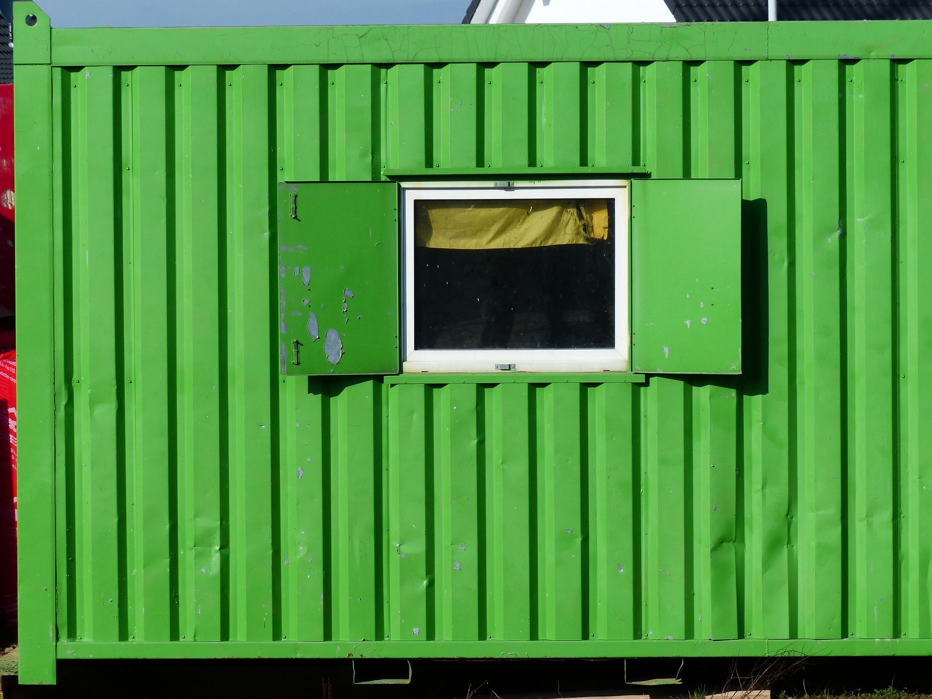 Grüner Baucontainer von der Seite