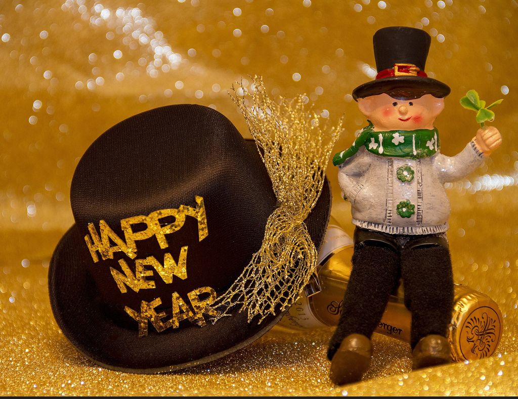 Schornsteinfegerfigur und Zylinder-Hut mit Aufschrift Happy New Year.
