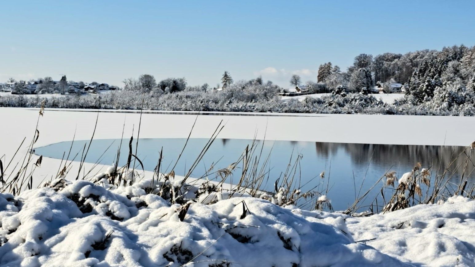 Blick auf den zum Großteil gefrorenen Hofstätter See in der Gemeinde Prutting im Landkreis Rosenheim