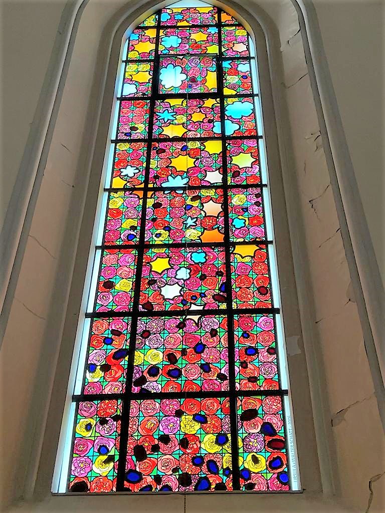 Rosen-Kirchenfenster der Kirche St. Nikolaus in Rosenheim