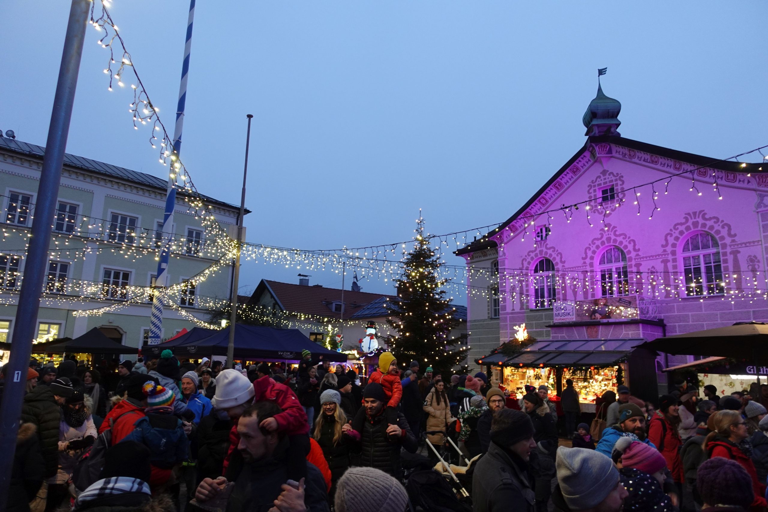 Blick auf den beleuchteten Christkindlmarkt in Kolbermoor im Landkreis Rosenheim