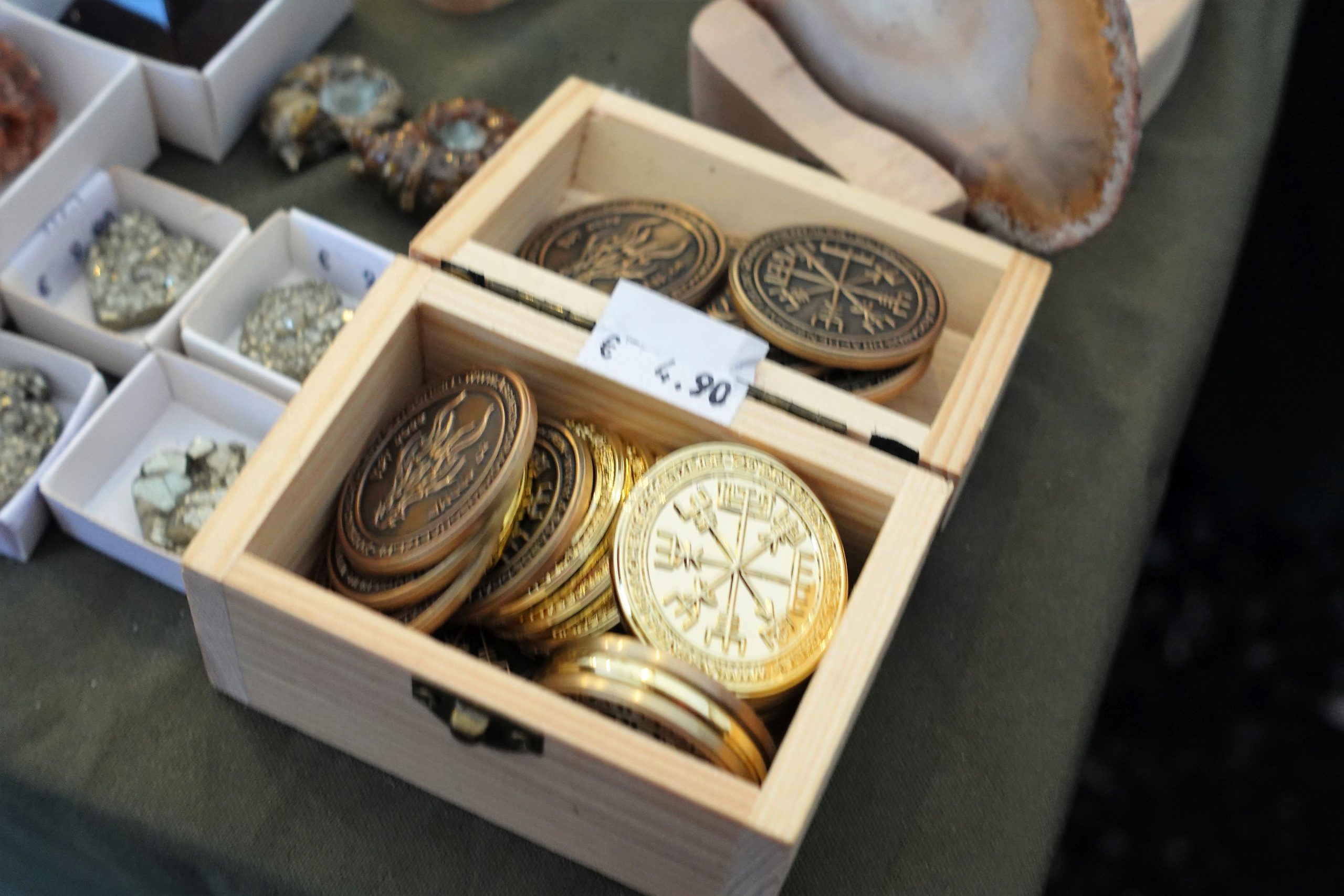 Blick in ein Kästchen mit Münzen
