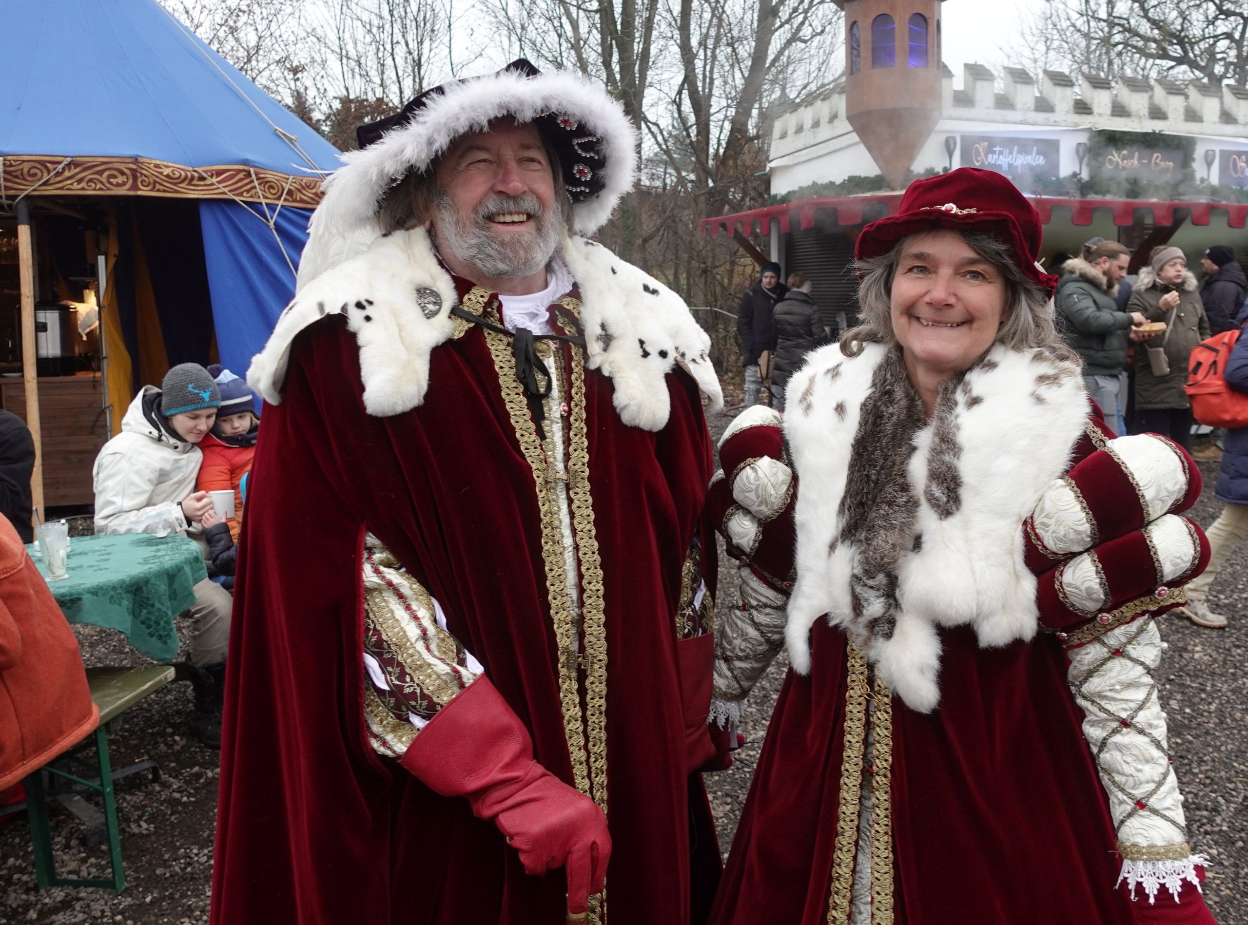 Ein Ehepaar im Kostüm von Heinrich VIII. und seiner ersten Ehefrau