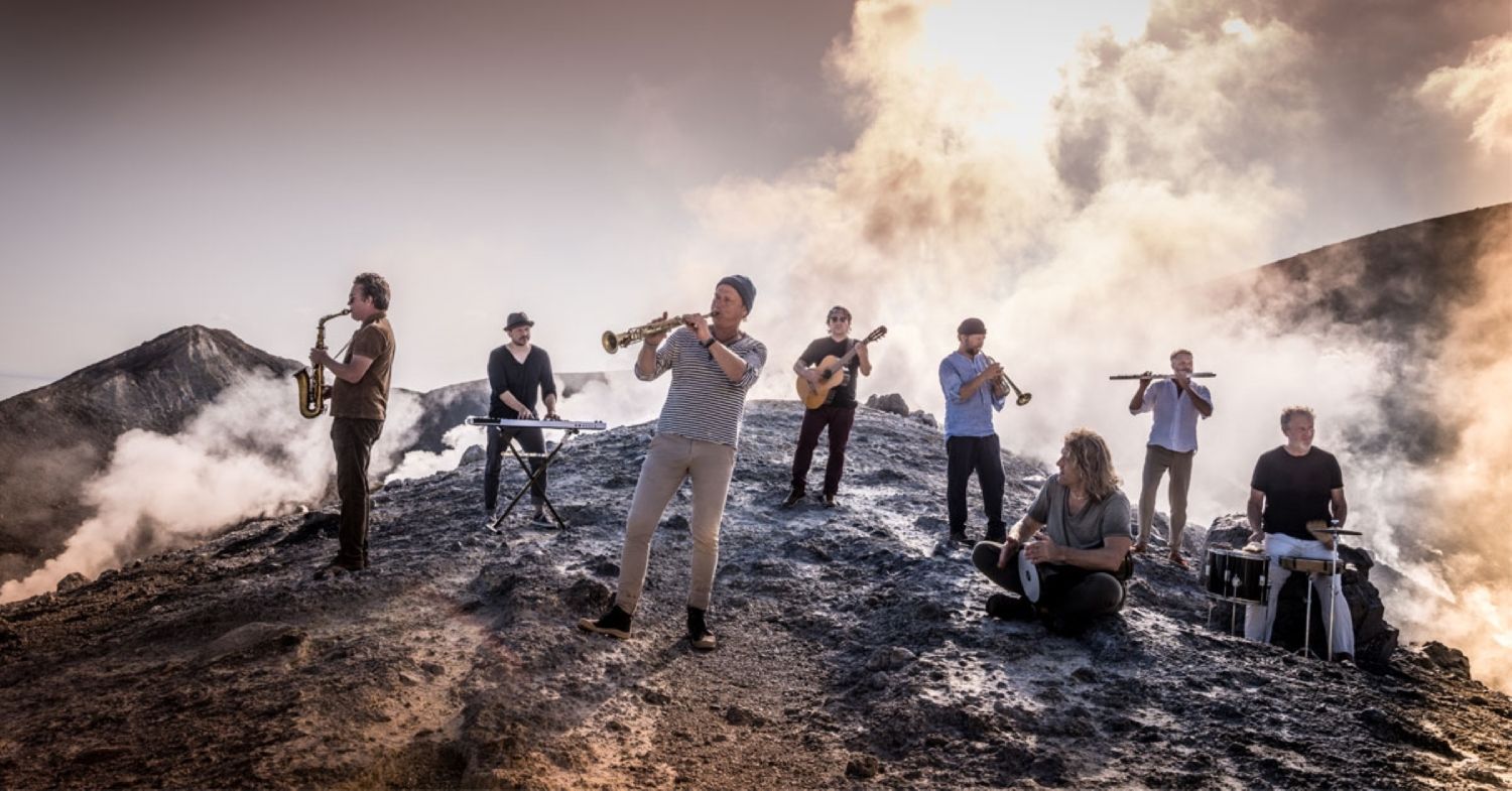 Die Band Quadro Nuevo spielt auf einem Berg mit rauchendem Vulkan