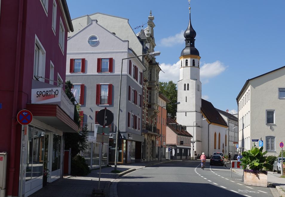 Blick auf die Innstraße in Rosenheim mit Kirche