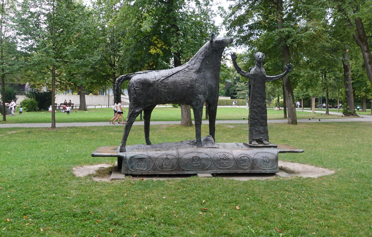Skulptur Reiter und Mensch im Salingarten in Rosenheim