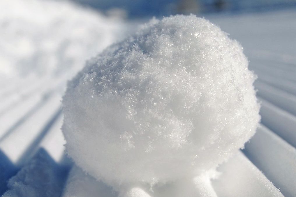 Schneebälle fliegen durch die Luft