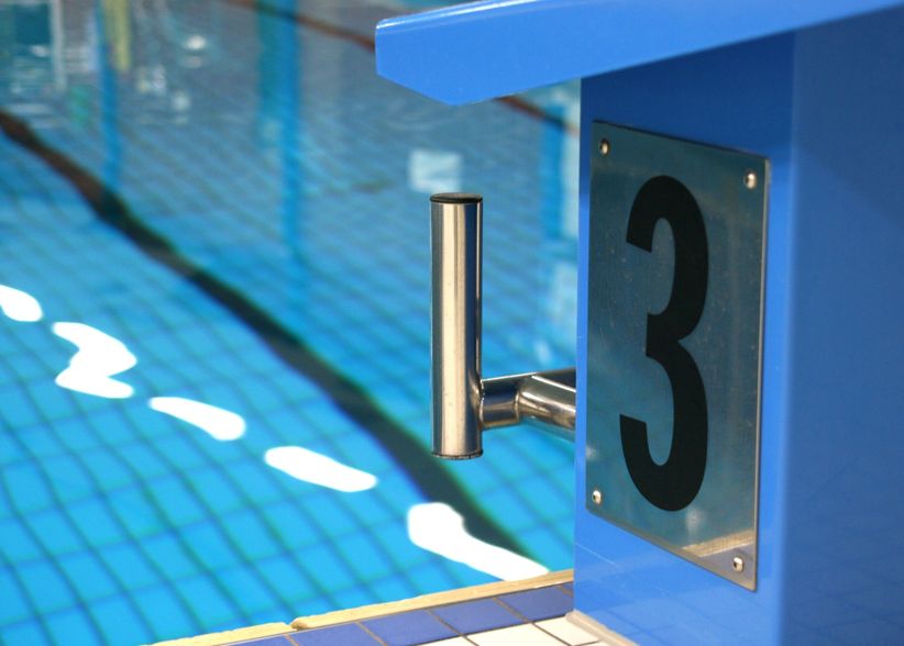 Sprungblock in Schwimmbad mit Nummer 3