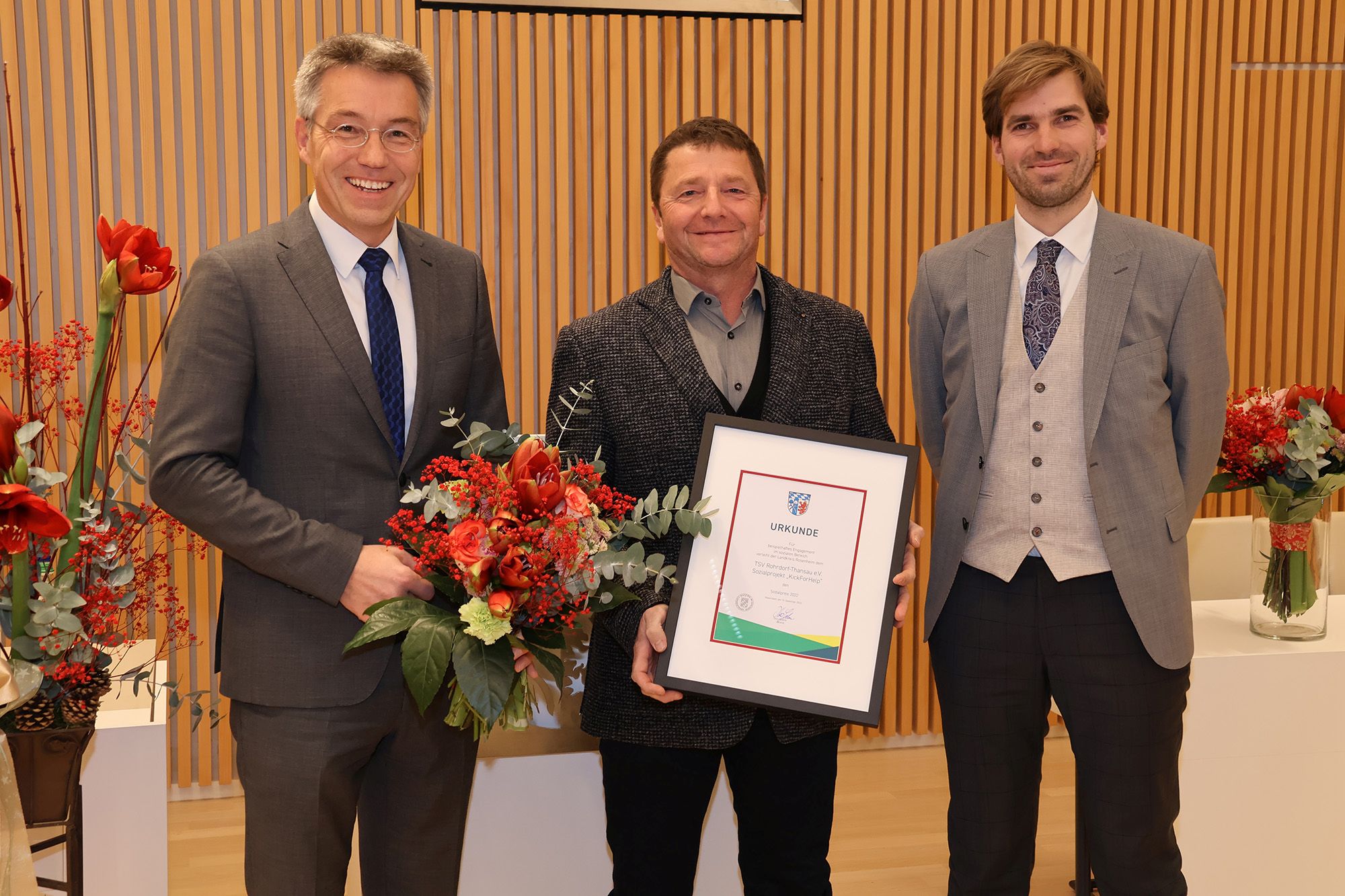Einer der Sozialpreisträger für das Jahr 2022: Christian Reisner für den TSV Rohrdorf-Thansau (Sozialprojekt "KickForHelp") mit Simon Hausstetter, 1. Bürgermeister von Rohrdorf.