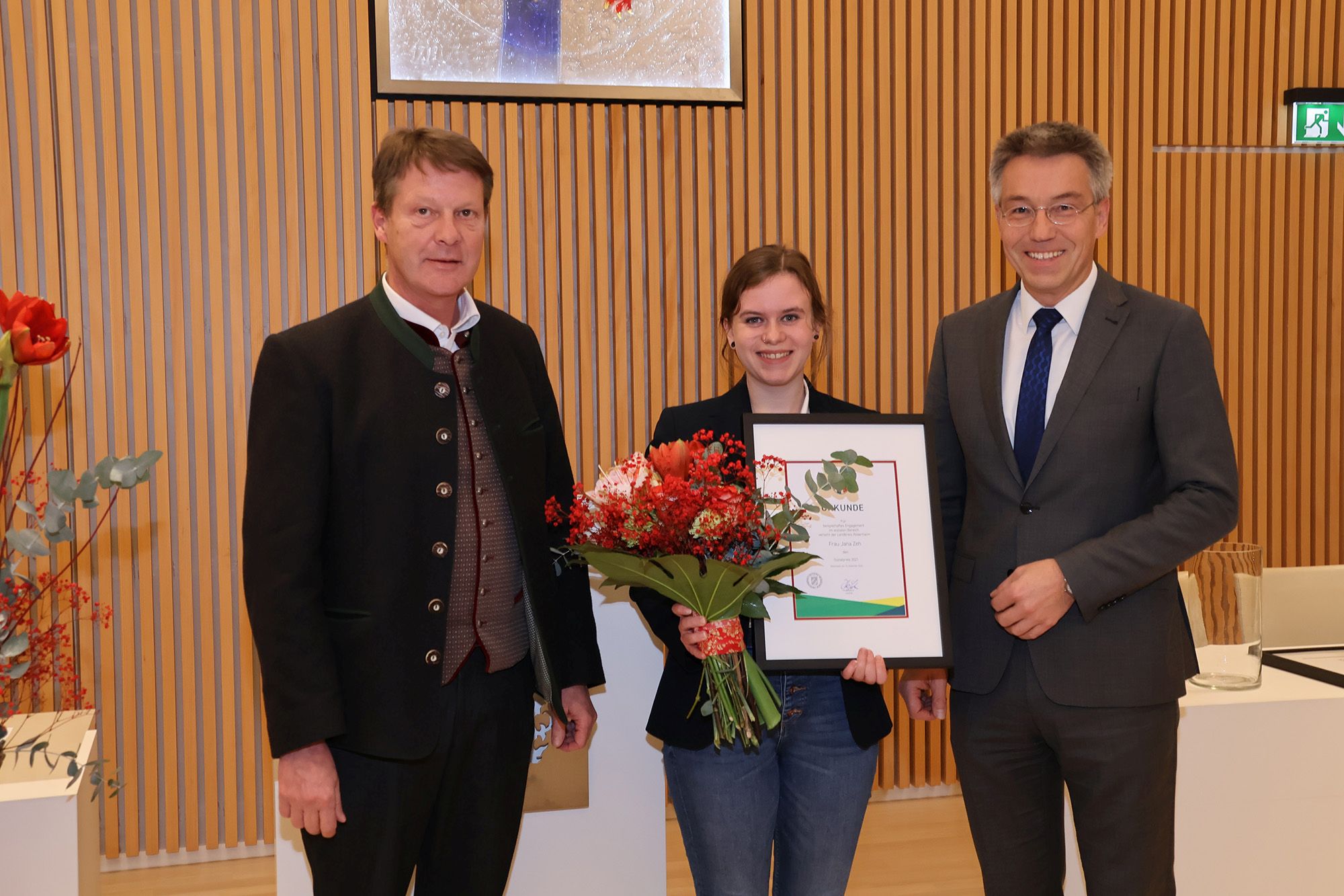 Jana Zeh, Preisträgerin für das Jahr 2021, mit Andreas Fenzl, Bürgermeister von RImsting, und Landrat Otto Lederer. 