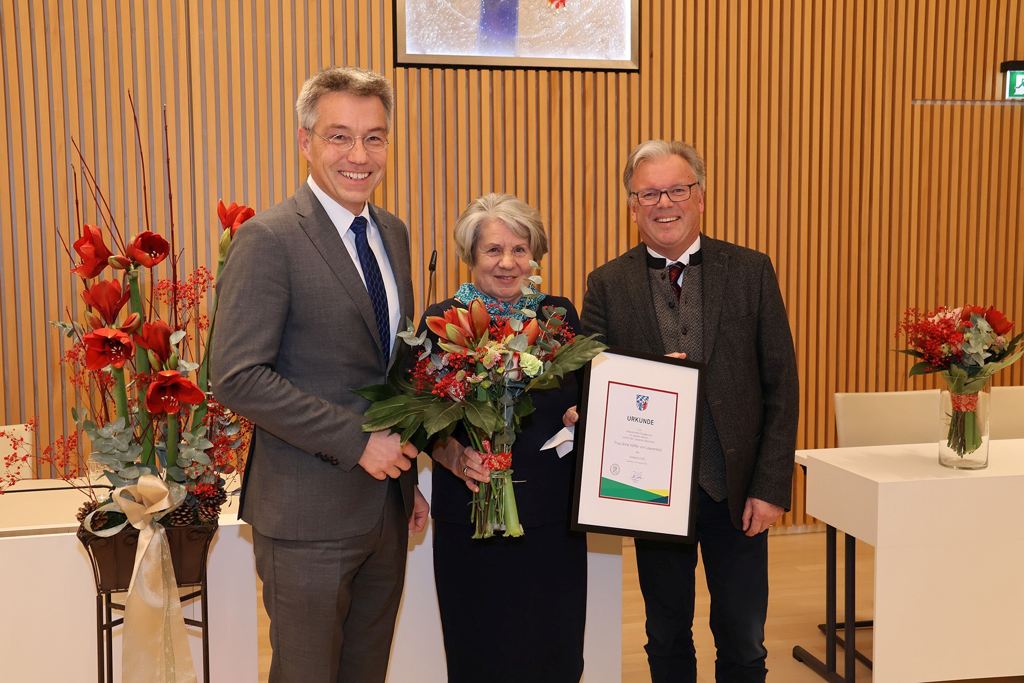 Otto Lederer zusammen mit der Sozialpreisträgerin für das Jahr 2022, Anne Höffer von Loewenfeld, und Michael Kölbl, 1. Bürgermeister von Wasserburg am Inn.