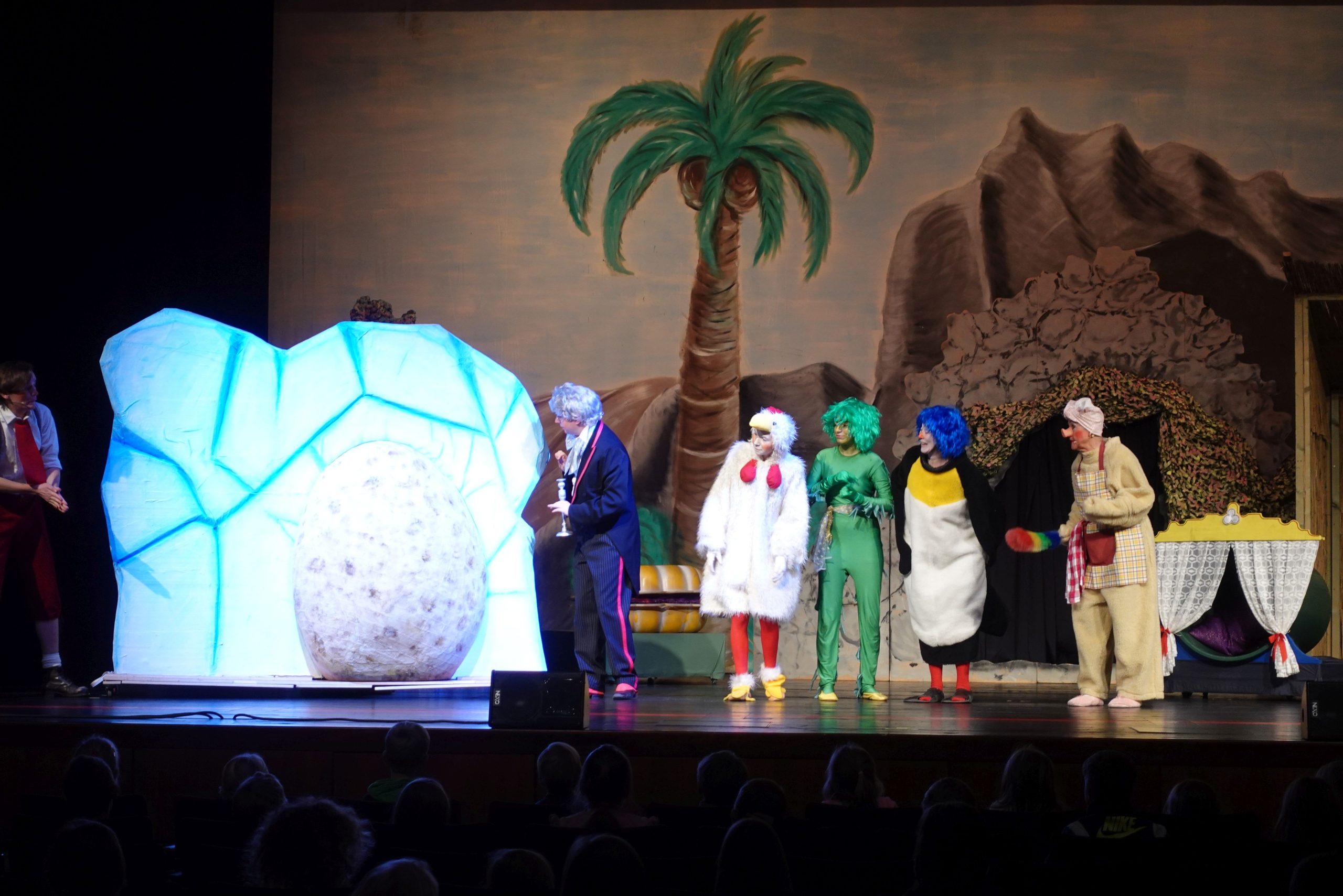 Urmel aus dem Eis - ein riesiges Ei wird auf die Bühne geschoben
