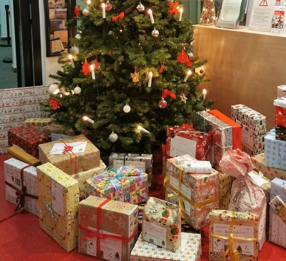 Geschenke unter einem festlich geschmückten Weihnachtsbaum