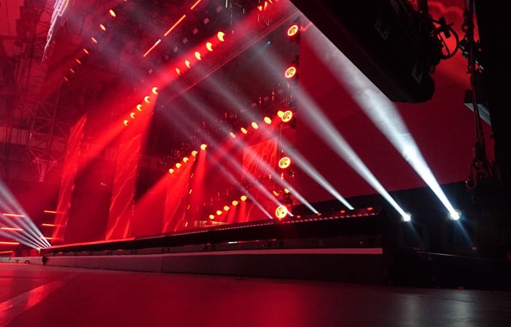 Blick auf Bühne in rotem Licht und mit hellen Scheinwerfern