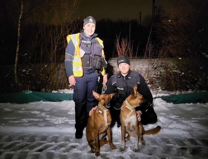 Zwei Hunde fordern Bundespolizei