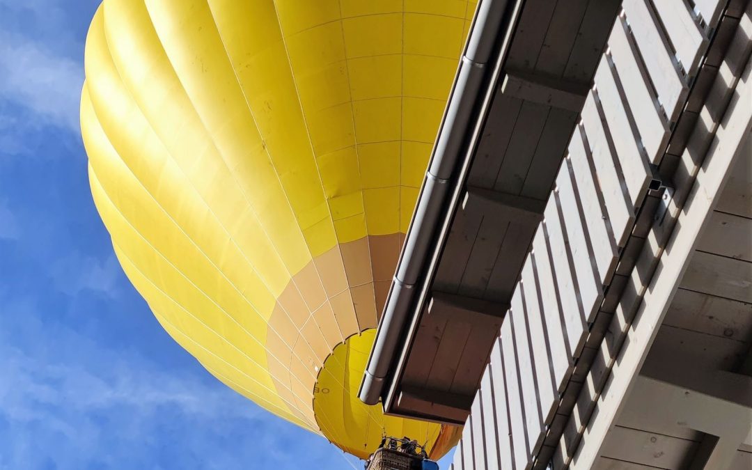 Heißluftballon landet „fast“ auf dem Dach