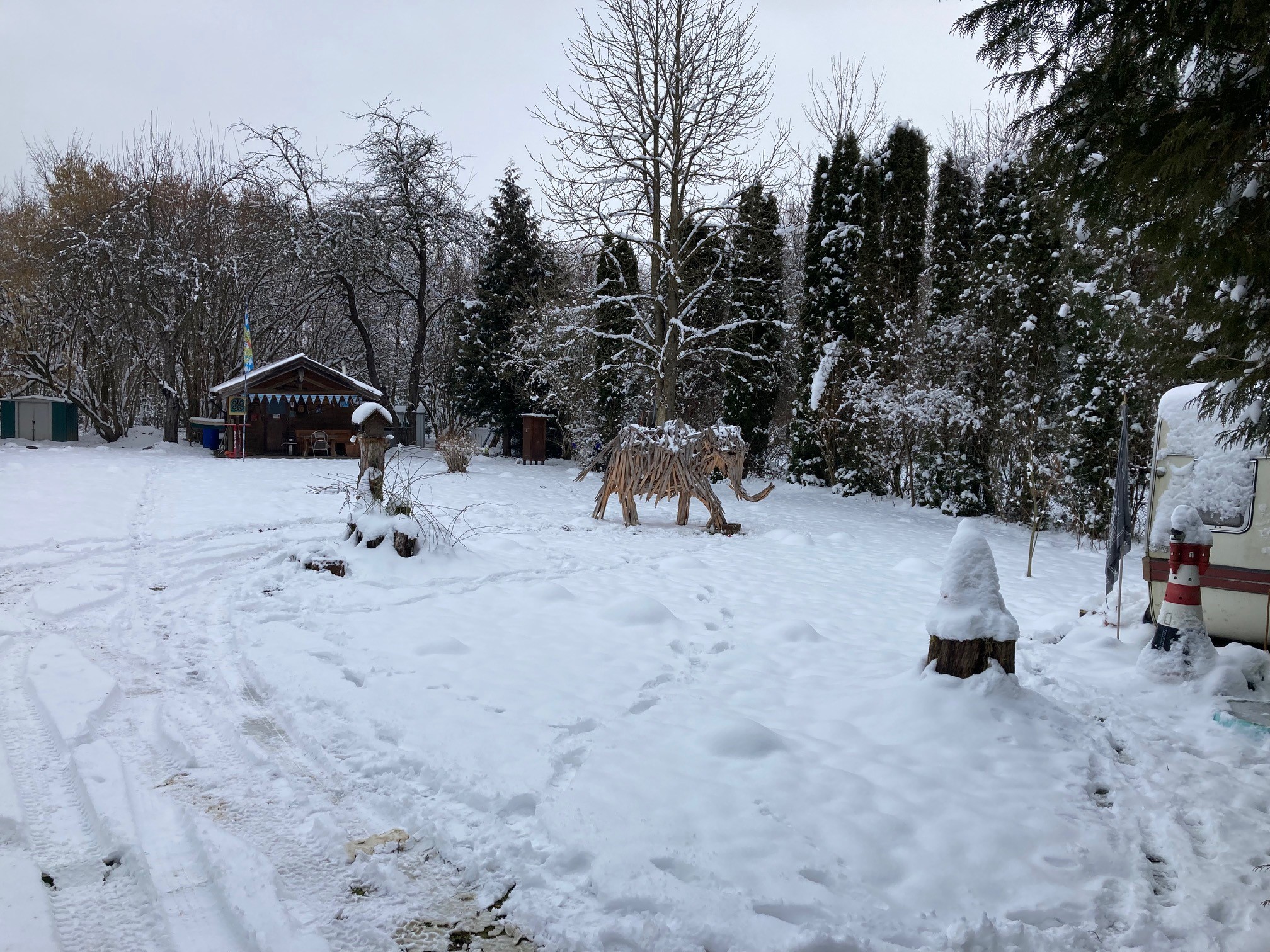 Holzmammut im Schnee