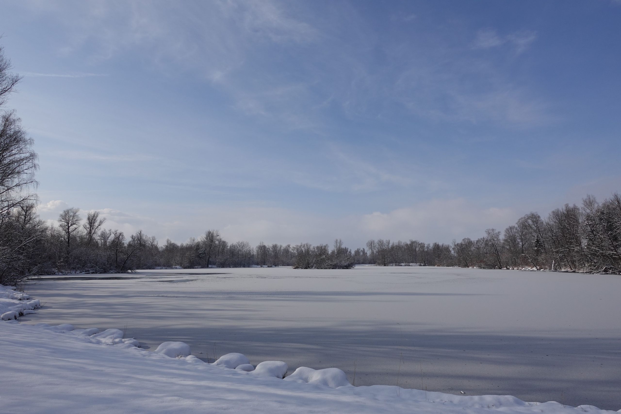 Blick auf zugefrorenen See