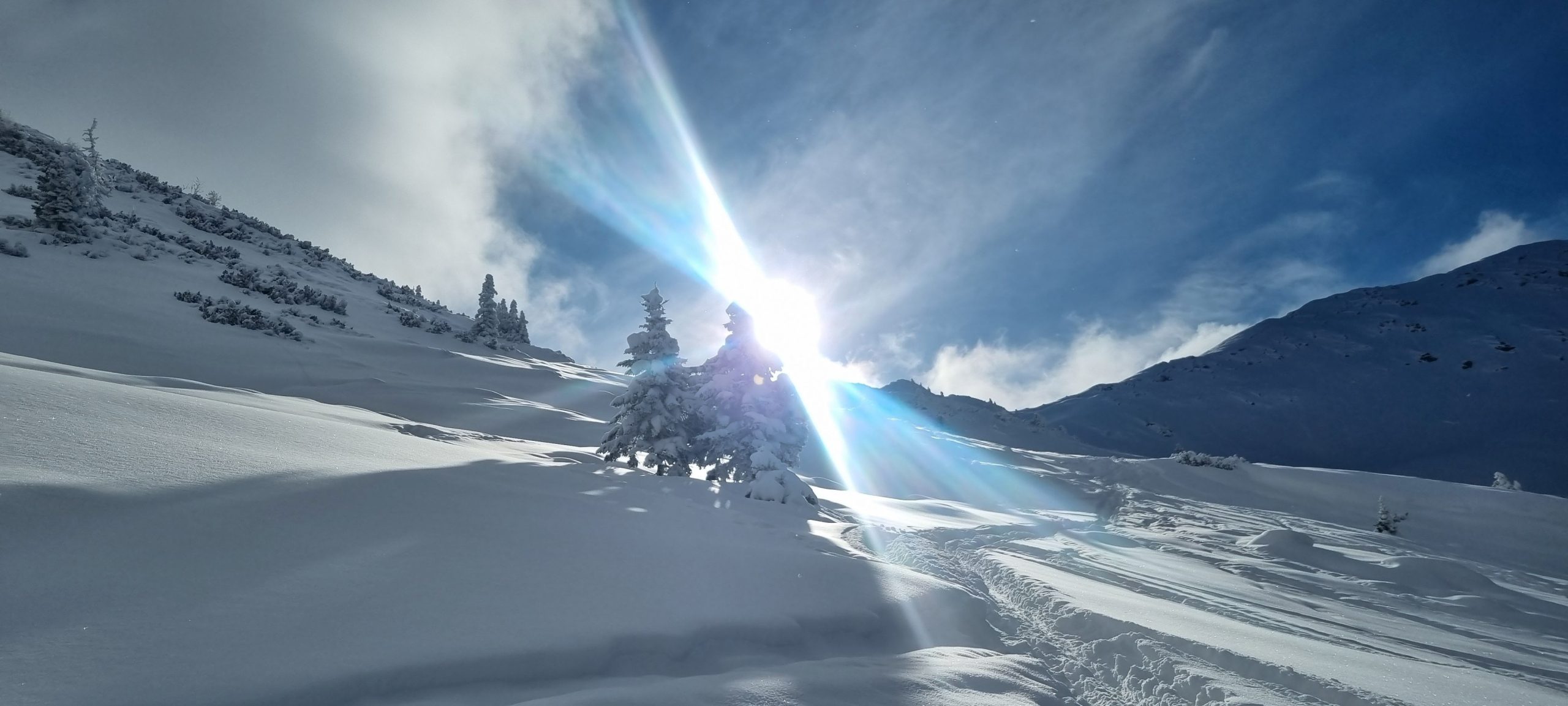 Schneegrubenspitze im kurzen Grund in Tirol mit viel Schnee und spektakulärem Sonnenlicht