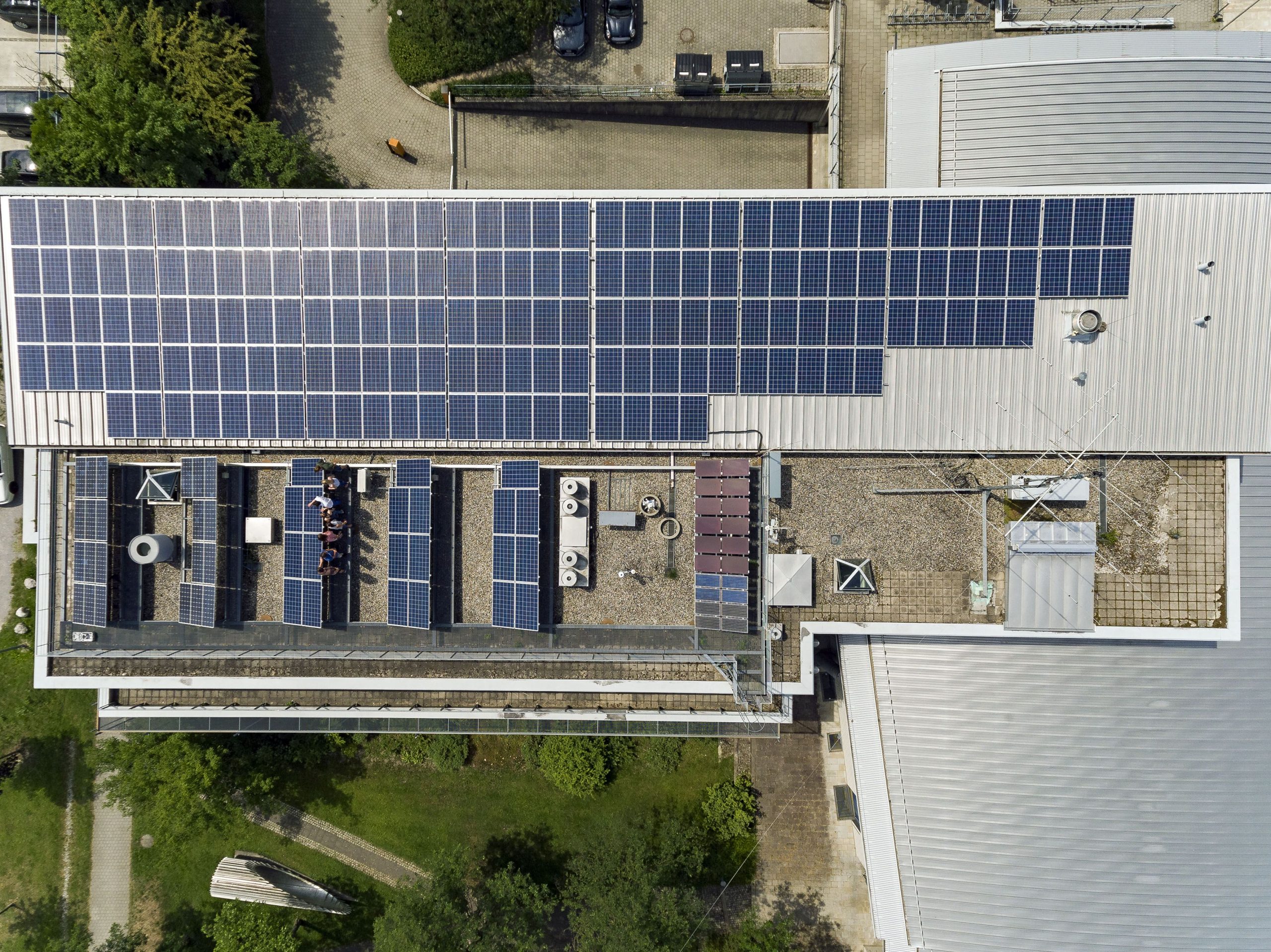 Blick auf Solarmodelle auf dem Dach der Technischen Hochschule Rosenheim