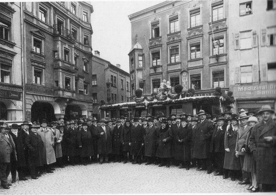 Blick auf den Max-Josefs-Platz in Rosenheim im Jahr 1928 mit vielen Menschen und einem Bus