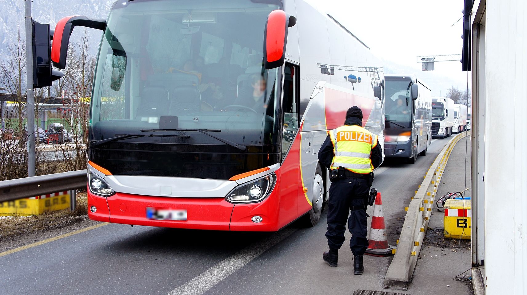 Bundespolizist kontrolliert Reisebus