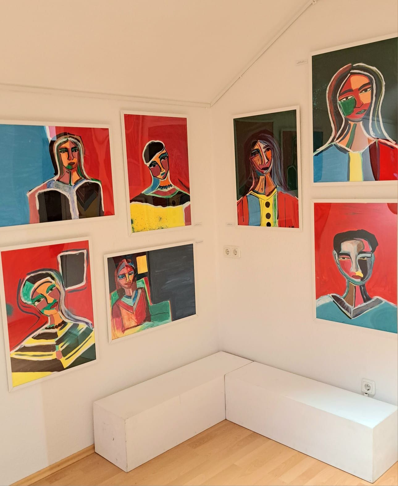Blick in die Ausstellung mit 5 Gemälden an der Wand