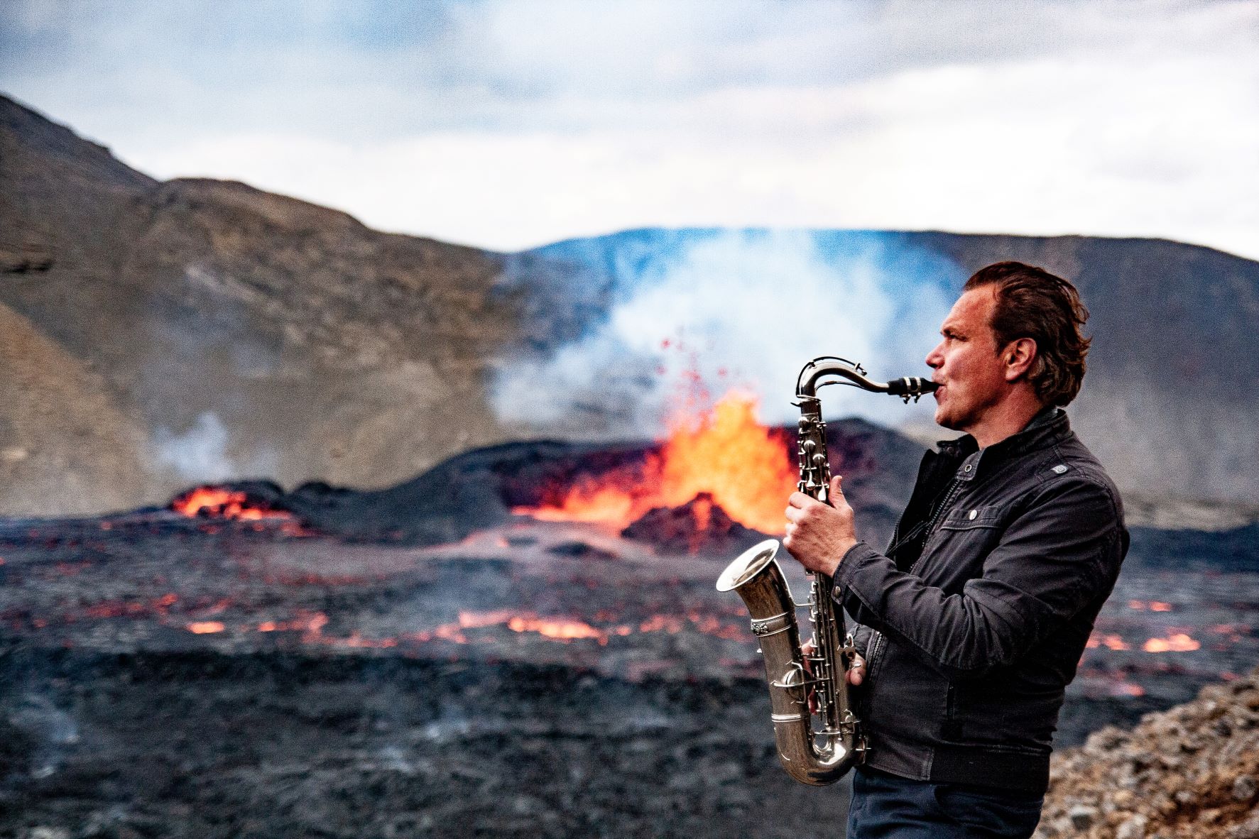 Mulo Francel auf Vulkan Meradalir in Island mit Saxophon
