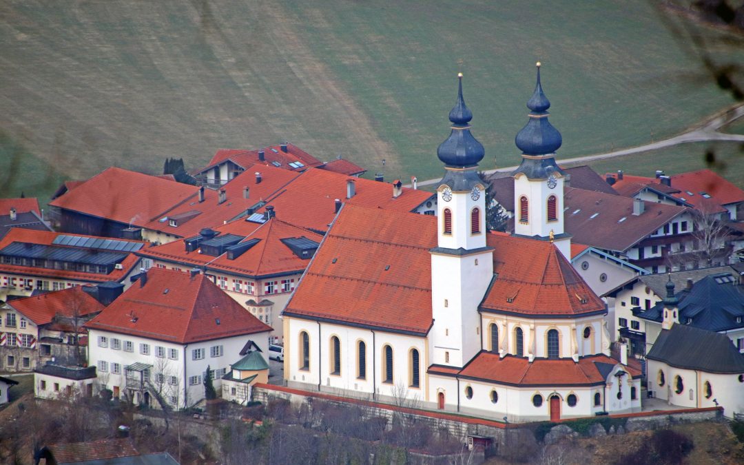 Aschauer Pfarrkirche aus besonderem Blickwinkel