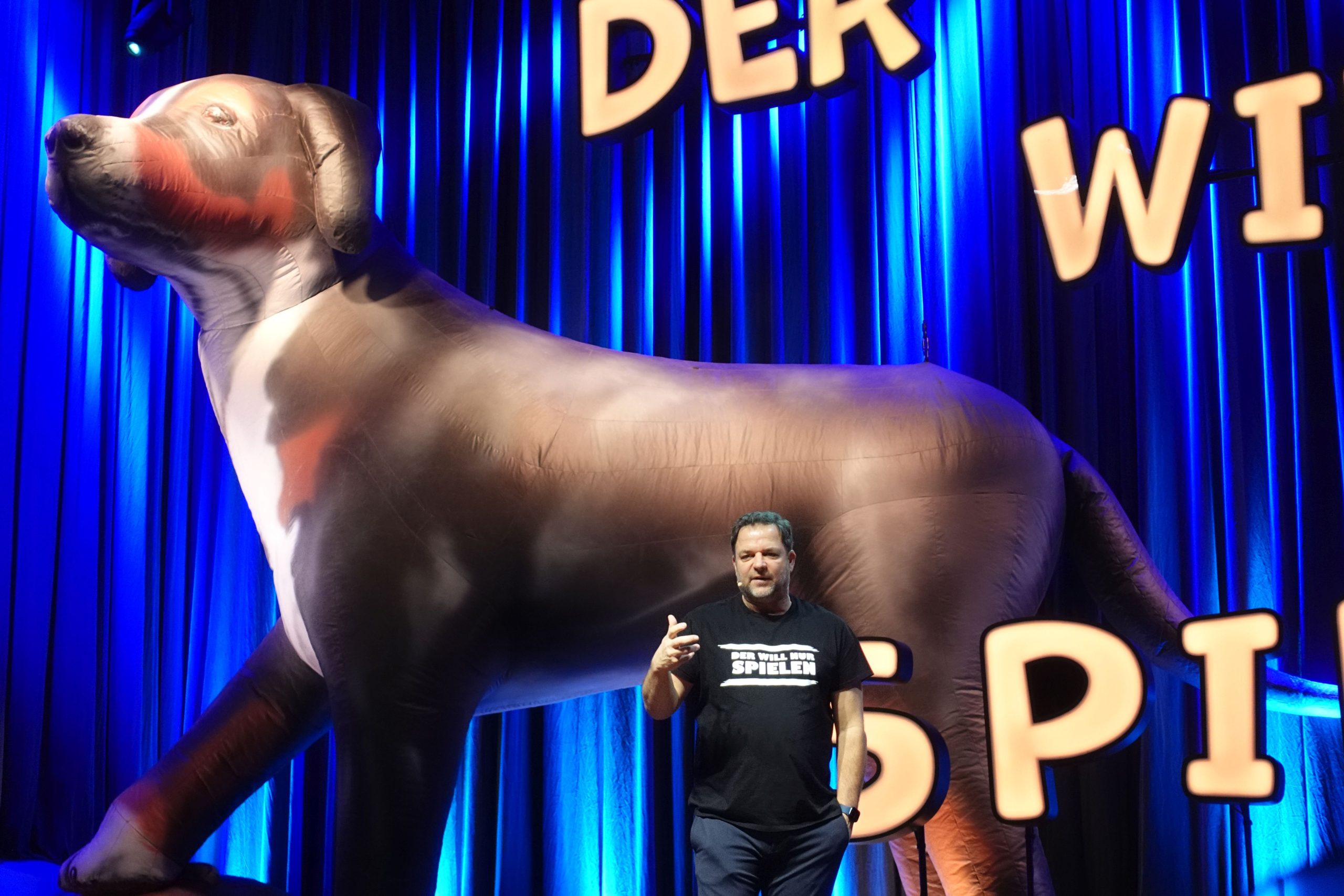 Hundeprofi Martin Rütter auf der Bühne im Kultur- und Kongresszentrum Rosenheim