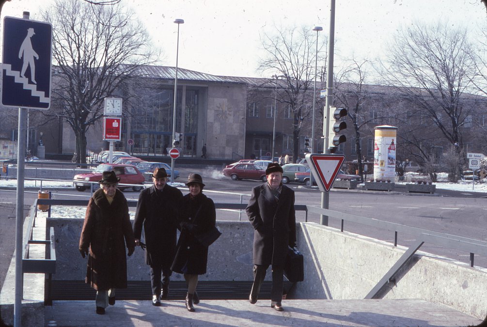 Fussgaengerunterfuehrung in der Luitpoldstrasse in Rosenheim in den 1980er Jahren mit vier Passanten