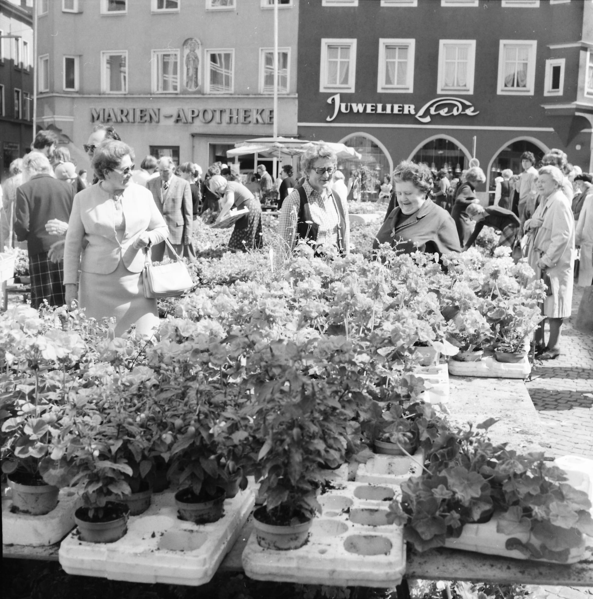 Blumenmarkt mit Besuchern auf dem Max-Josefs-Platz in Rosenheim im Jahr 1978