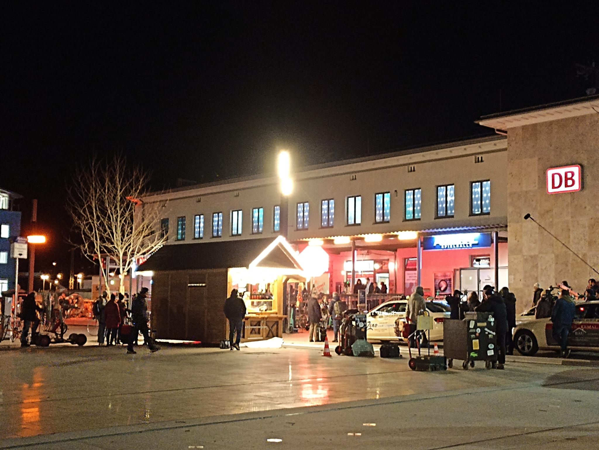 Dreharbeiten in der Nacht vor dem Bahnhof Rosenheim für den Film 791KM
