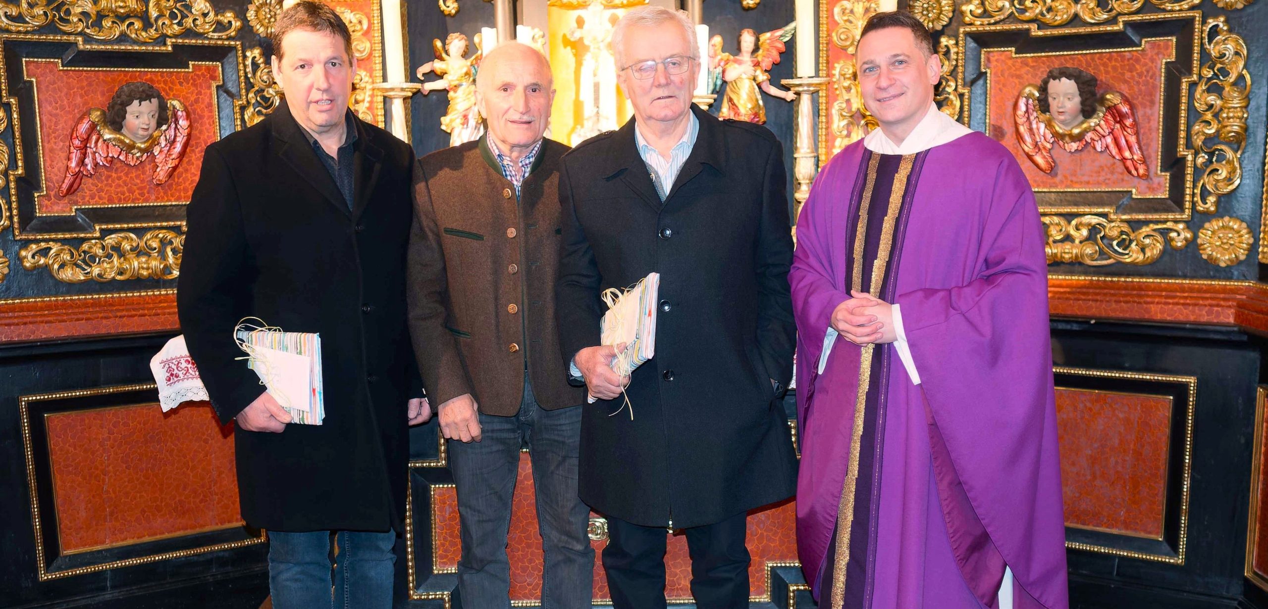 Vier Männer in der Kirche