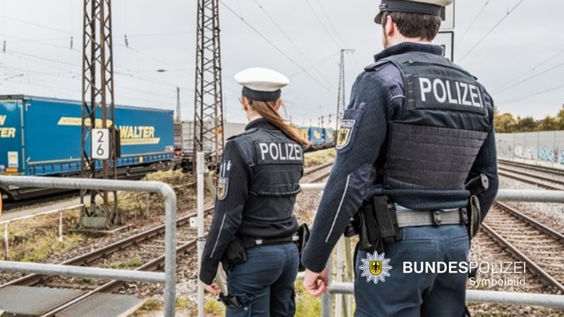Bundespolizisten bei Bahngleisen. Foto: Symbolfoto Bundespolizei
