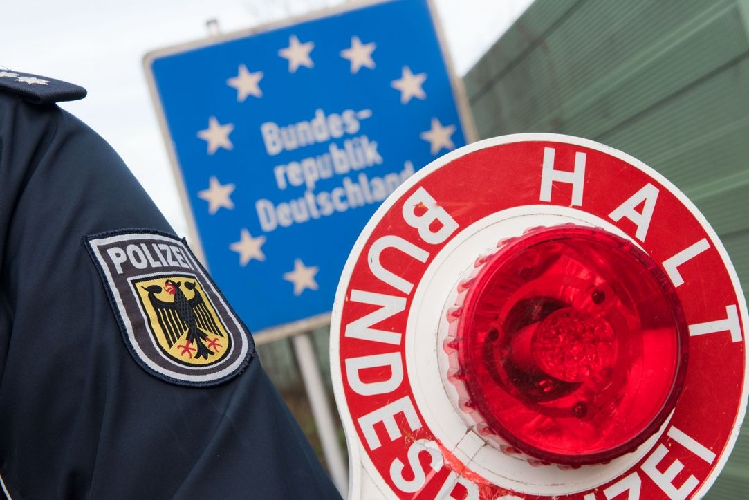 Stoppschild der Bundespolizei. Dahinter Grenzschild Bundesrepublik Deutschland