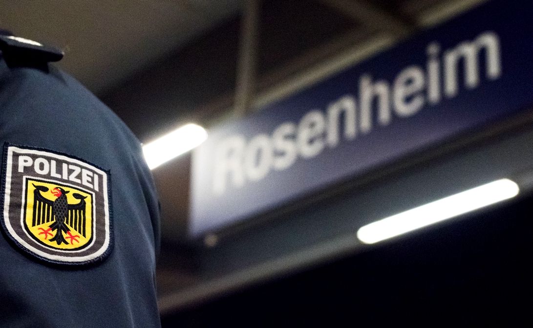 Schulterabzeichen Bundespolizei vor Schild Bahnhof Rosenheim