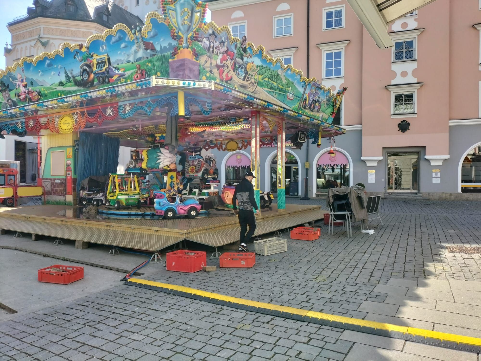 Aufbau Kinderkarussell am Ludwigsplatz in Rosenheim
